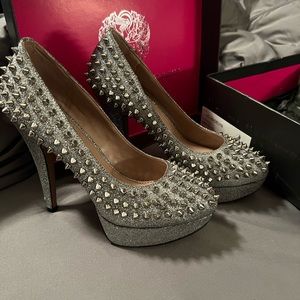 Stunning Vince Camuto Madelyn kick-a$$ heels.
